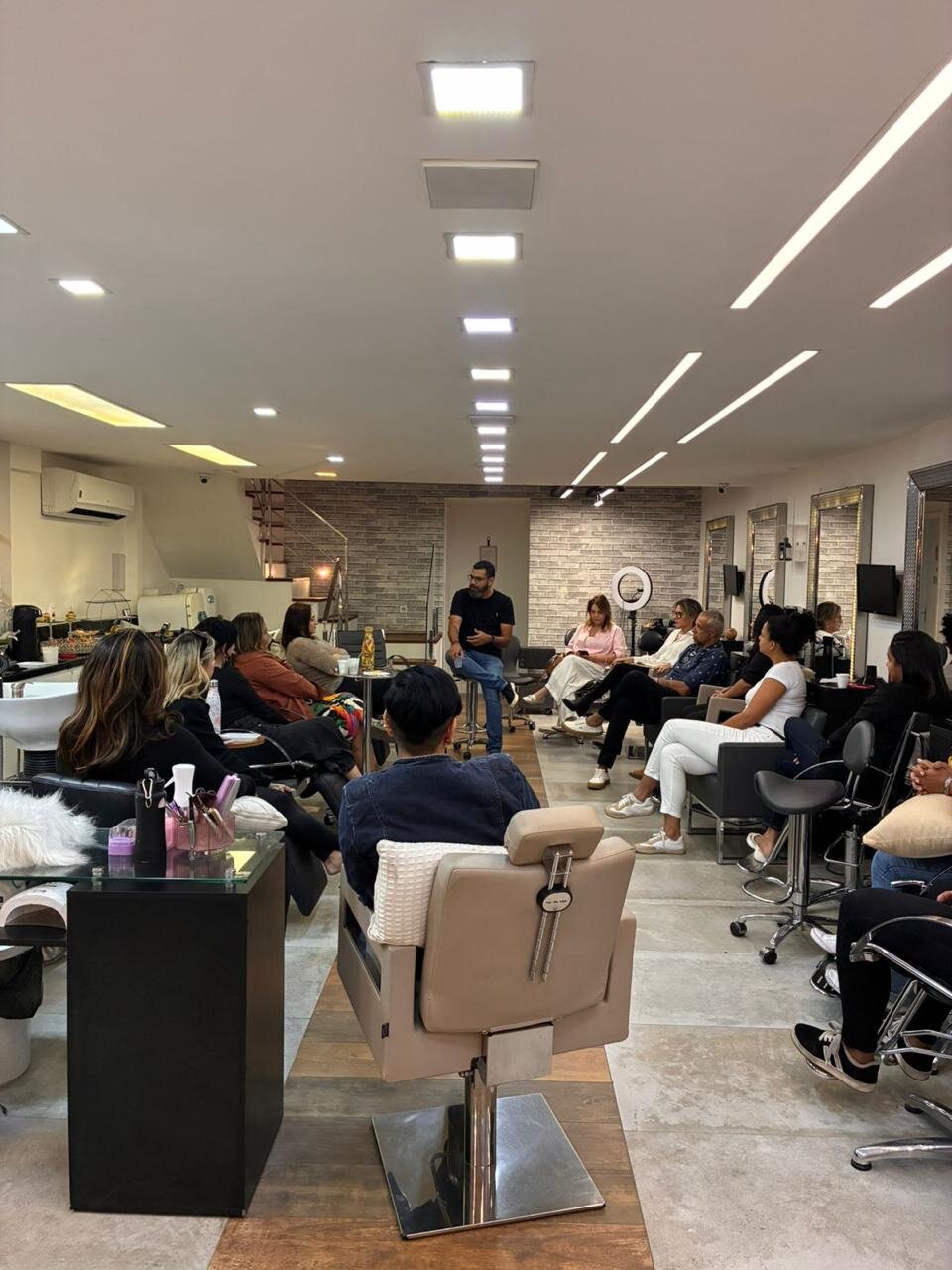 Conversa de liderança conduzida em ambiente descontraído com equipe de cliente