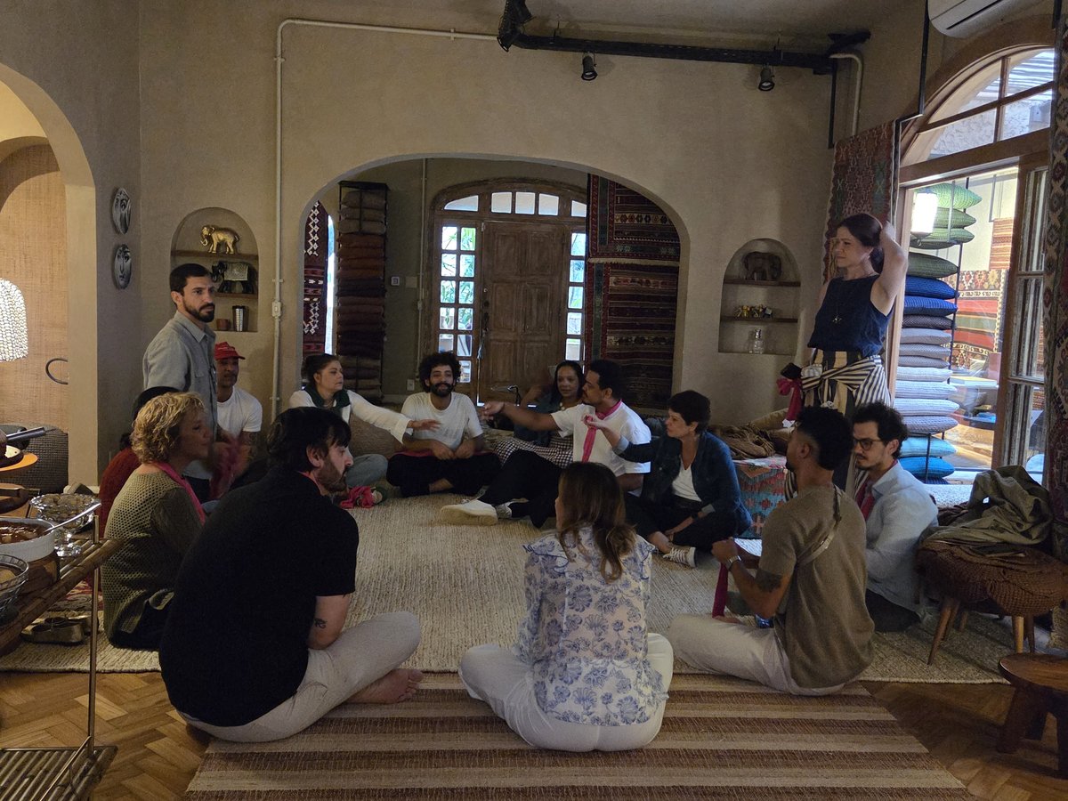 Roda de conversa em círculo durante treinamento de liderança